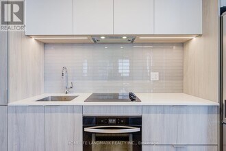 395 Square One Dr in Mississauga, ON - Building Photo - Building Photo