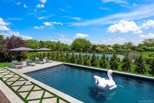 4 Carriage Ln in Southampton, NY - Building Photo