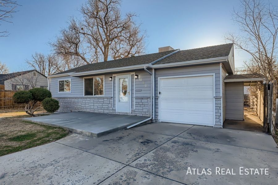 990 Lansing St in Aurora, CO - Foto de edificio