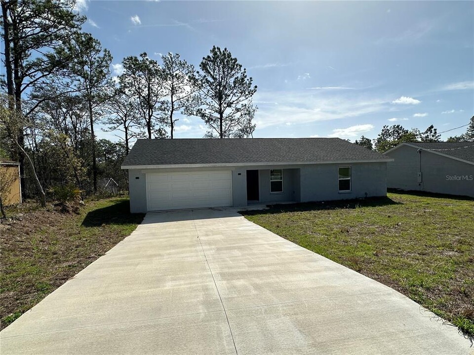 7061 N Outrigger Terrace in Citrus Springs, FL - Building Photo