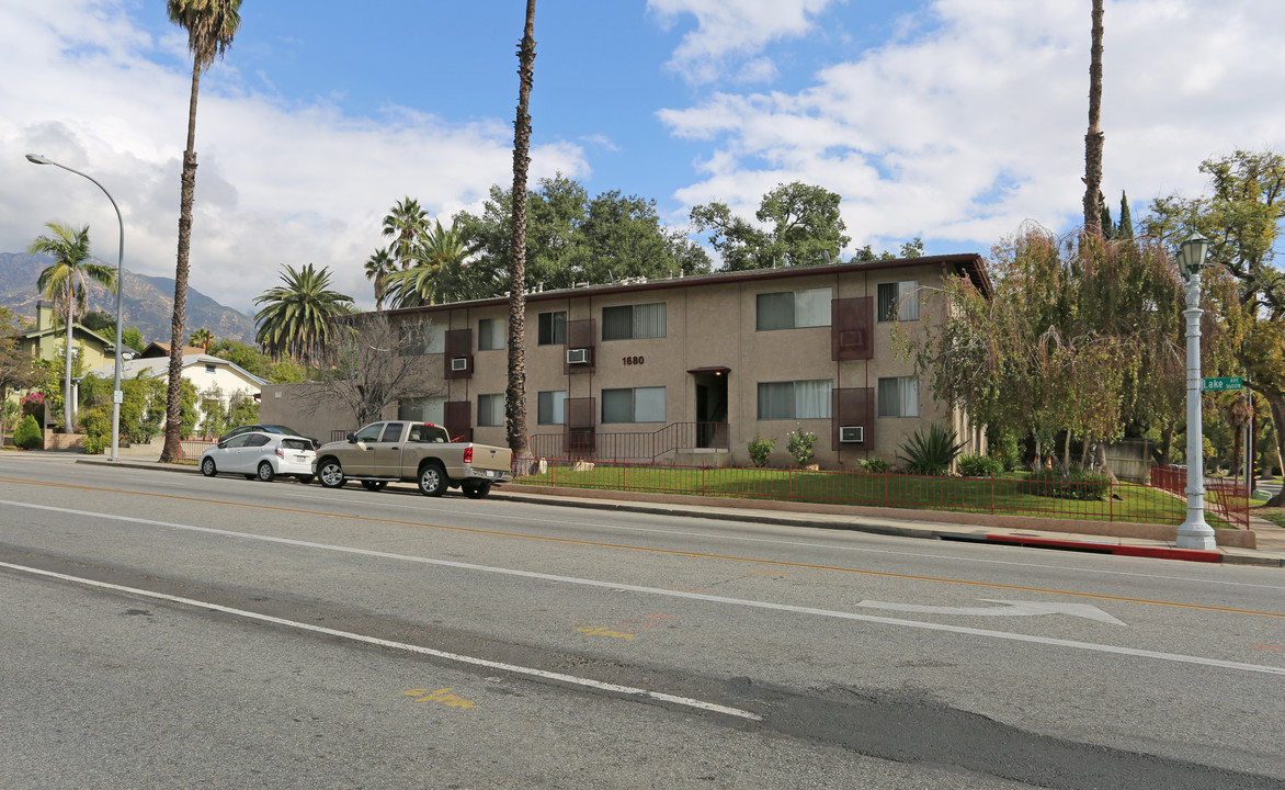 1680 N Lake Ave in Pasadena, CA - Foto de edificio