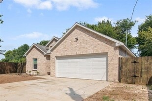 2006 Throckmorton St in Gainesville, TX - Building Photo