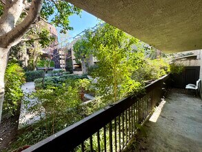 950 N Kings Rd, Unit 143 in West Hollywood, CA - Building Photo - Building Photo