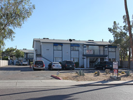 Crestview Apartments in Phoenix, AZ - Building Photo