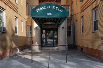 2166 Bronx Park E in Bronx, NY - Foto de edificio - Building Photo