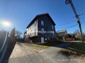 76 Court St, Unit Apt #4 in Bangor, ME - Building Photo - Building Photo