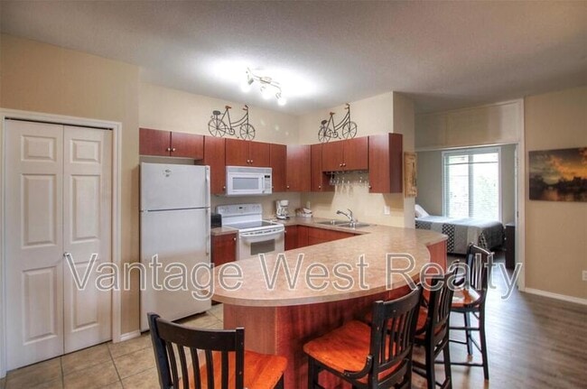 1875-1875 Country Club Dr in Kelowna, BC - Building Photo - Building Photo