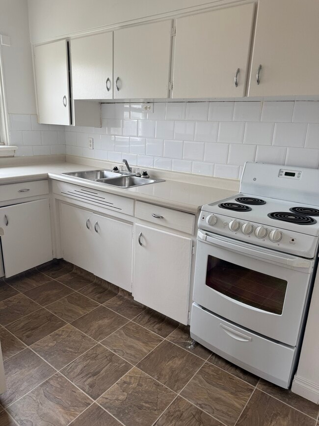 5110 Wyandotte St E in Windsor, ON - Building Photo - Building Photo