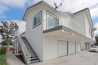 12250 216th St in Hawaiian Gardens, CA - Foto de edificio - Building Photo