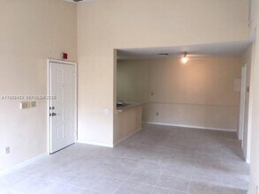 18324 NW 68th Ave in Hialeah, FL - Foto de edificio - Building Photo