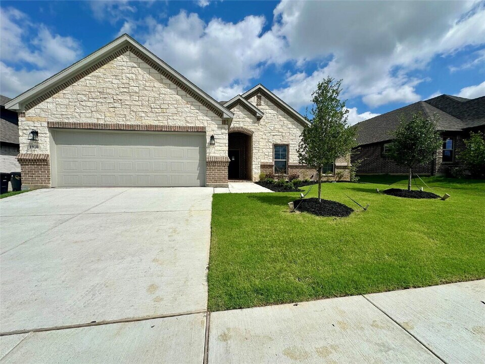 1910 Lake Tahoe Ln in Cleburne, TX - Building Photo
