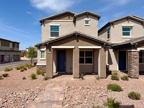 802 Royal Beekman St in Henderson, NV - Building Photo - Building Photo