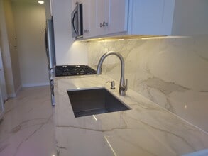 239-70B Oak Park Dr, Unit B in Queens, NY - Foto de edificio - Building Photo