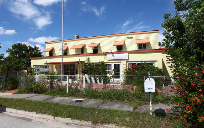 111 E Pine St in Avon Park, FL - Foto de edificio - Building Photo