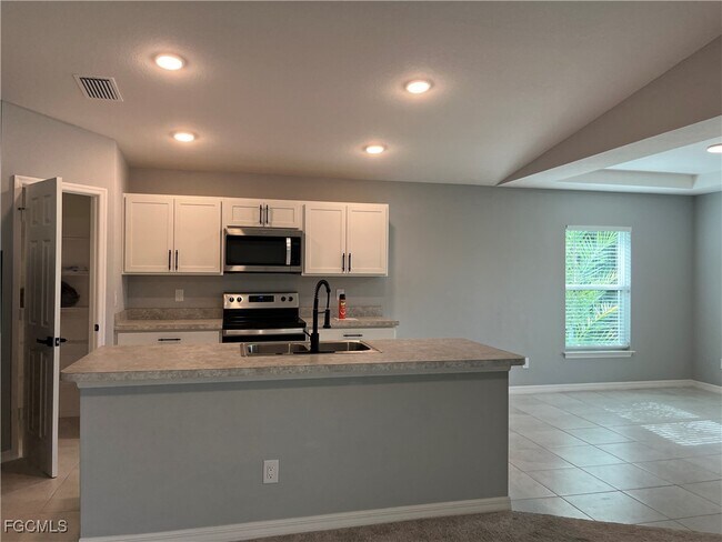1532 NE 35th Terrace in Cape Coral, FL - Building Photo - Building Photo