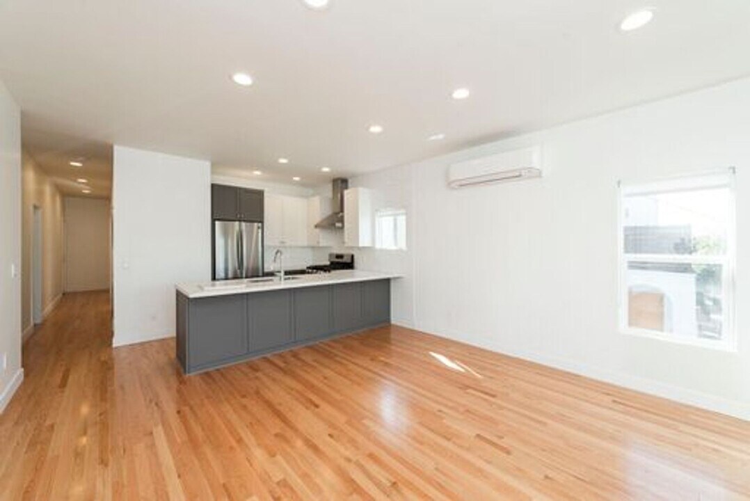 830 N Coronado St in Los Angeles, CA - Building Photo