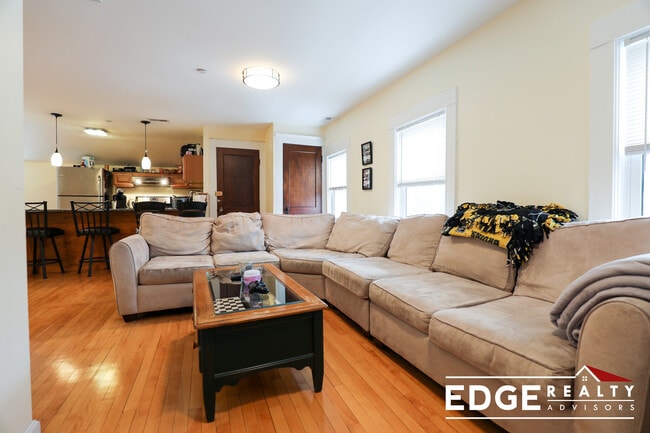 17 Bentley St, Unit 2 in Boston, MA - Building Photo - Building Photo