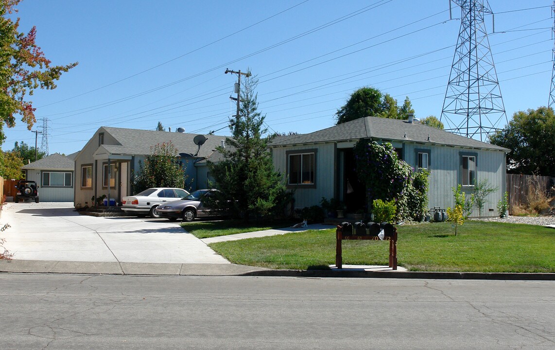 66 Lark Center Dr in Santa Rosa, CA - Building Photo