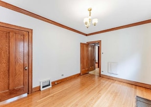 1302 S 56th Ct in Cicero, IL - Foto de edificio - Building Photo