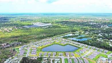 5929 SE Sky Blue Cir in Stuart, FL - Building Photo - Building Photo
