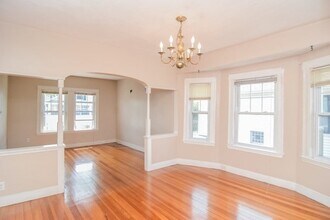 51 Windsor Rd, Unit 2 in Medford, MA - Foto de edificio - Building Photo