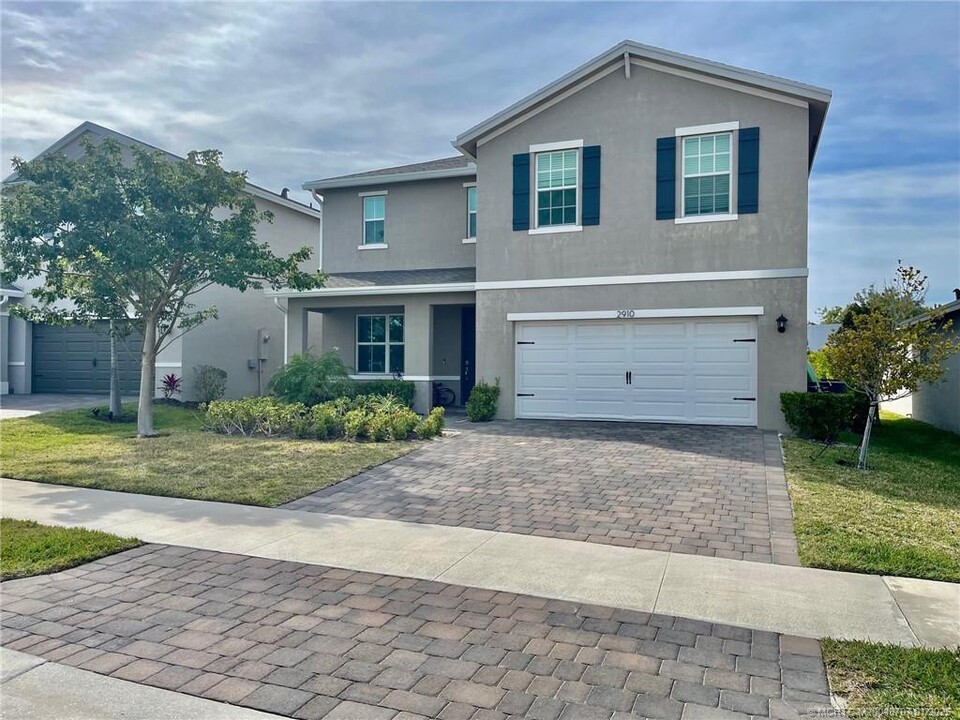 2910 NE Breezeway Cir in Ocean Breeze, FL - Foto de edificio