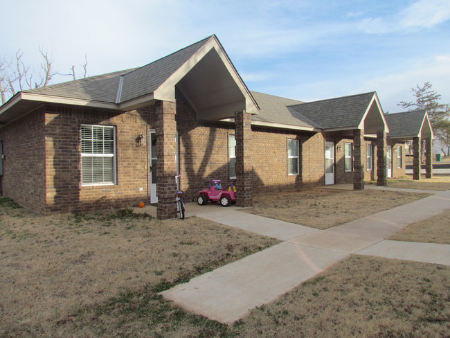 109 W C Ave in Cache, OK - Building Photo - Building Photo