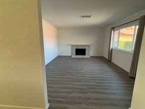 524 Gonzales Dr in Vacaville, CA - Foto de edificio - Building Photo