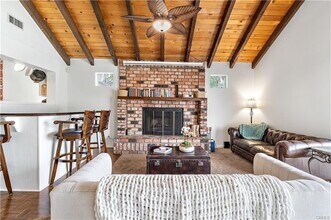 351 S Parish Pl in Burbank, CA - Building Photo - Building Photo