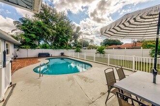 5244 35th Terrace N in St. Petersburg, FL - Building Photo - Building Photo