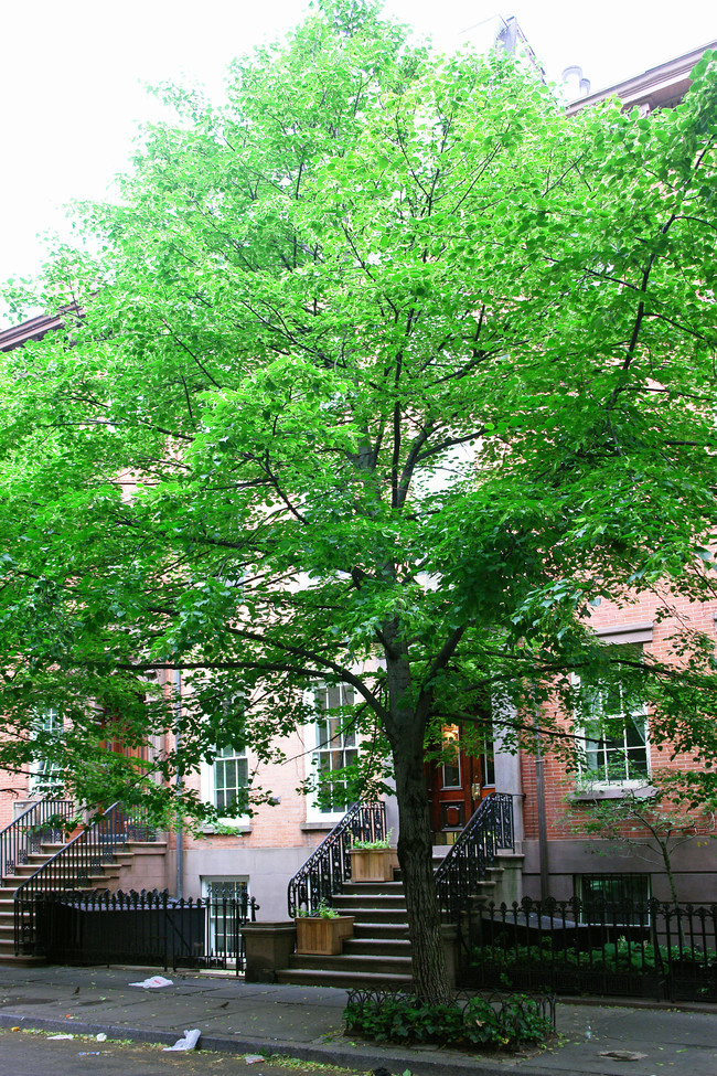 326 W 22nd St in New York, NY - Foto de edificio - Building Photo