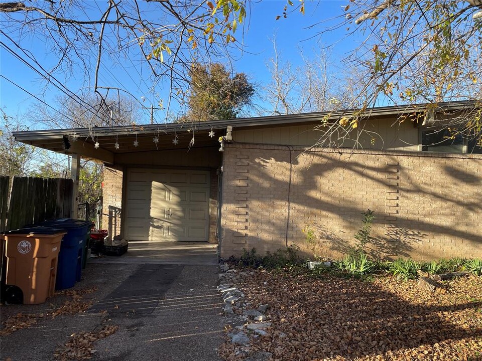 8400 Whittman Cove in Austin, TX - Foto de edificio