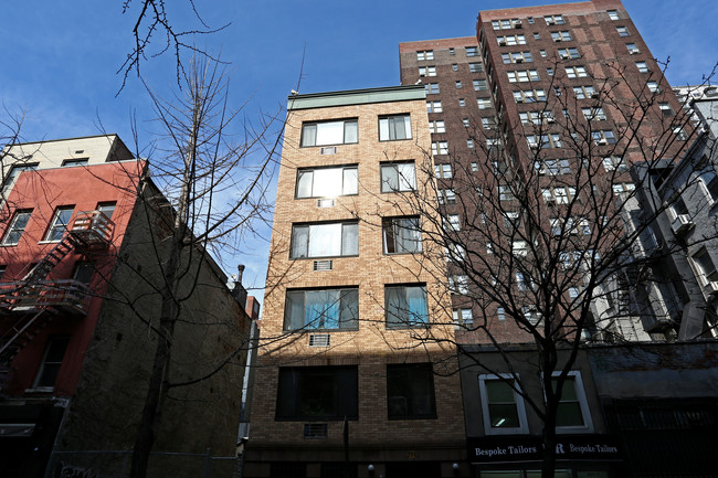 351 E 54th St in New York, NY - Foto de edificio - Building Photo