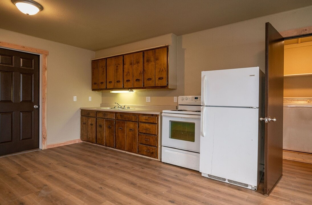 64 N James Ave in East Wenatchee, WA - Building Photo