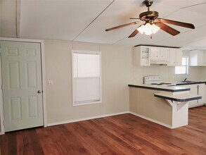 401 S Woodson St in Willis, TX - Building Photo - Building Photo