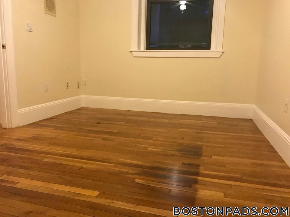 12 Dean Rd, Unit G1 in Brookline, MA - Building Photo