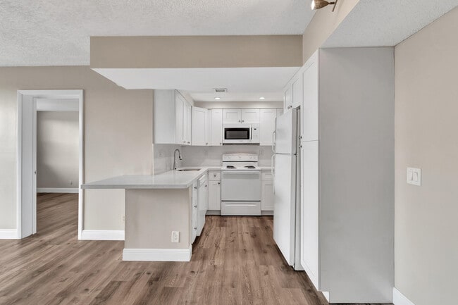 706 Executive Center Dr in West Palm Beach, FL - Building Photo - Building Photo