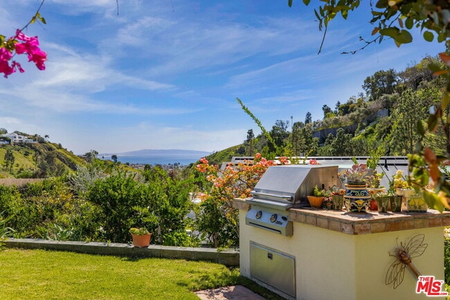 1336 Bienveneda Ave in Los Angeles, CA - Building Photo - Building Photo