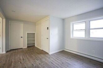 98 N Alhambra Cir in Agawam, MA - Foto de edificio - Building Photo