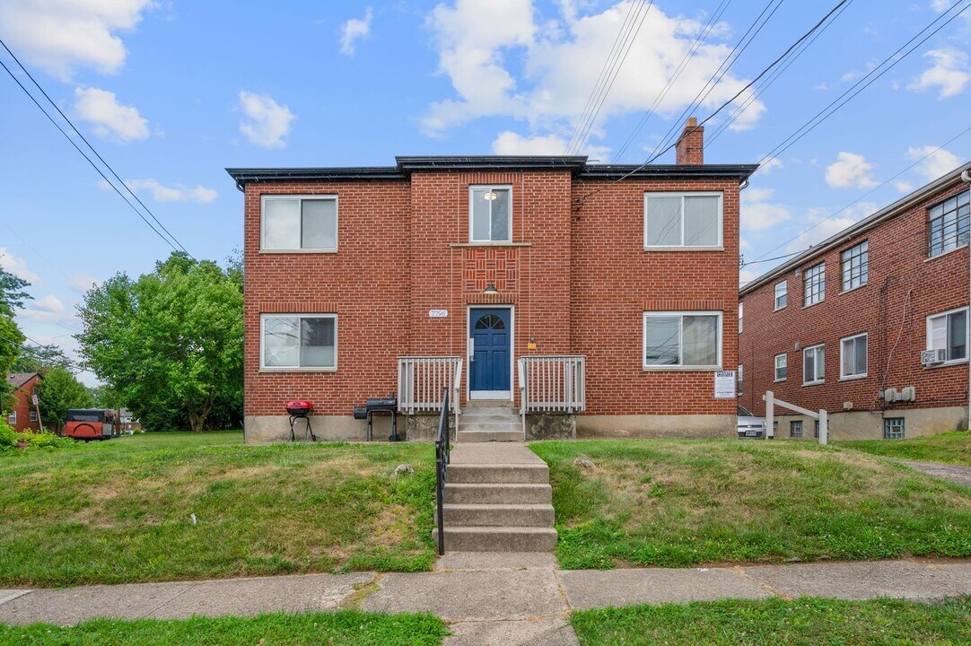7796 Stillwell Rd in Cincinnati, OH - Building Photo