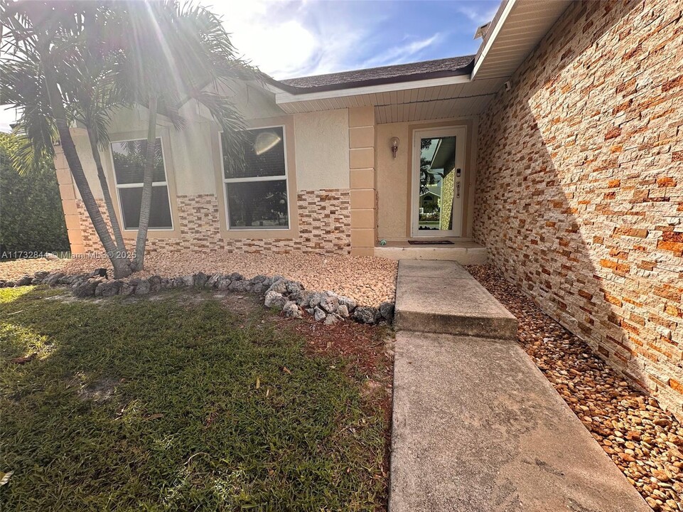 1318 Bayport Ave in Marco Island, FL - Building Photo