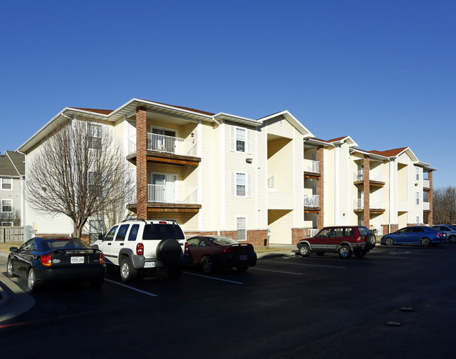 The Carlyle Apartment Homes in Springfield, MO - Building Photo - Building Photo