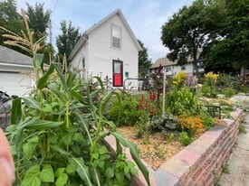 2462 S 38th Ave in Omaha, NE - Building Photo