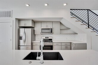 2002 E 7th St in Austin, TX - Building Photo - Building Photo