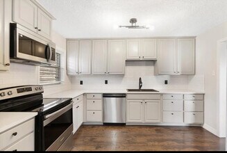 334 Pennington Dr in Alvin, TX - Foto de edificio - Building Photo
