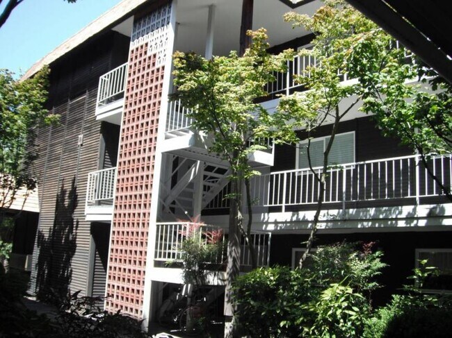 2726-2760 60th Ave SW in Seattle, WA - Building Photo - Building Photo