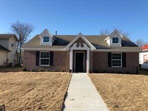 327 E Will Rogers Blvd in Claremore, OK - Building Photo - Building Photo