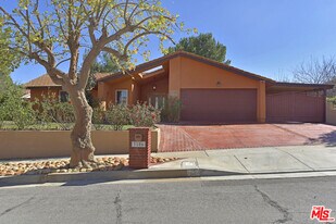 3106 Voltaire Dr in Topanga, CA - Building Photo