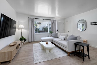 11380 SW Greenburg Rd in Tigard, OR - Foto de edificio - Building Photo