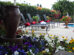 Village Apartments in La Mesa, CA - Foto de edificio - Building Photo